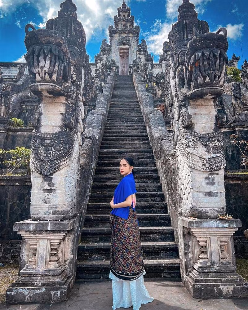 Do không chuẩn bị từ trước, Hương Giang mặc chiếc váy cổ yếm màu trắng hở toàn bộ phần lưng rất thích hợp để đi du lịch nhưng không phù hợp với nơi này. Do đó, cô đã phải mượn hoặc thuê khăn để quấn tạm.
