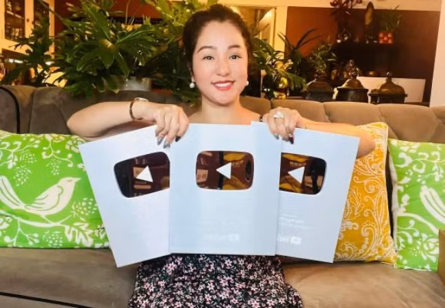 Nghệ sĩ Thúy Nga khoe thành quả 3 nút bạc từ YouTube sau hơn một năm xây dựng kênh.