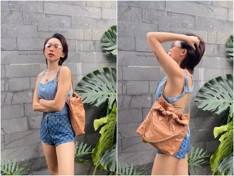 Tóc Tiên dù đang mắc Covid-19 lần 2 cũng tranh thủ đeo túi để "check-in" ngay tại nhà.
