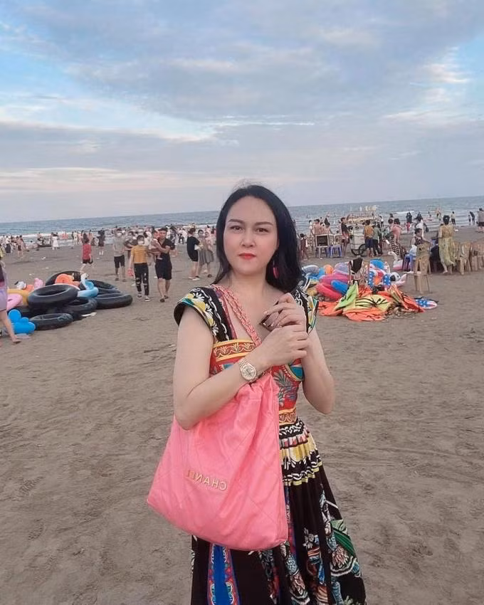 br/> Là người có niềm đam mê vô tận với Chanel nên Phượng Chanel không thể bỏ qua chiếc túi tote bag Chanel 22. Cô mua phiên bản màu hồng mix cùng bộ đầm họa tiết bắt mắt để đi biển. Dù bối cảnh có hơi lộn xộn, đây là lần hiếm hoi Phượng Chanel không bị chê vì mix đồ lạc quẻ.