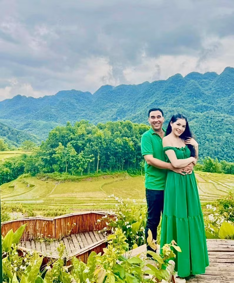 Dạ Thảo và Quyền Linh ôm ấp nhau siêu tình tứ.