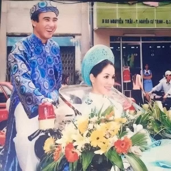 Có thể thấy chỉ qua vài tấm hình xưa cũ nhưng người hâm mộ có thể hiểu vì sao hai cô công chúa nhà Quyền Linh lại xinh đẹp như hoa hậu, tất cả thừa hưởng hết từ cả mẹ và bố. Dưới bài đăng, rất nhiều người để lại bình luận khen ngợi dành cho cặp vợ chồng nam MC. Một lần nữa, nhiều chàng nhanh chóng vào nhận làm con rể của Quyền Linh.