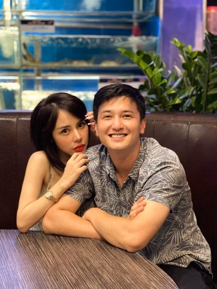 Mới đây, bạn gái hơn 6 tuổi của diễn viên Huỳnh Anh thu hút sự chú ý khi công khai sẵn sàng chi 2000$ (gần 50 triệu đồng) cho ai tìm ra bằng chứng từng "dao kéo" phần cằm. Bạch Lan Phương cho biết bản thân có gương mặt tự nhiên. Đồng thời, người đẹp cũng tiết lộ từng cho những nhân viên spa, gội đầu thoải mái vặn, véo chiếc cằm của mình. Theo các bài bình luận của dân mạng, phần đông đưa ra quan điểm cho rằng bạn gái Huỳnh Anh đã tác động thẩm mỹ quá đà khiến gương mặt cứng nhắc như ma-nơ-canh. Có người còn nặng lời cho rằng, cô là sản phẩm thẩm mỹ lỗi "mồm méo, cằm thì nhọn hoắt, nhìn kiểu phẫu thuật quá đà", "trông thấy gớm",...