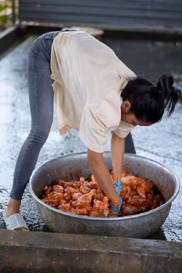 Chân dài Ê-đê không nề hà từ việc bếp núc...