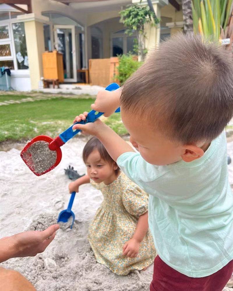 Leon - Lisa được diện những trang phục đời thường hết sức thoải mái để tham gia các hoạt động ngoài trời.