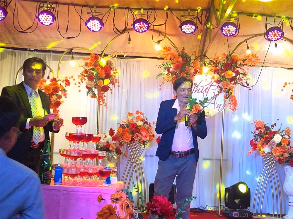 Cách đây ít ngày, nhạc sĩ Tô Hiếu cũng chia sẻ với Vietnamnet chuyện Thương Tín đang ở nhà mình. Nam nhạc sĩ cho biết, Thương Tín hiện đang sống chung với 3 bạn già. Tô Hiếu cũng tiết lộ hiện nam diễn viên sống vui vẻ, ăn ngủ điều độ nên tăng cân, người đầy đặn hơn.