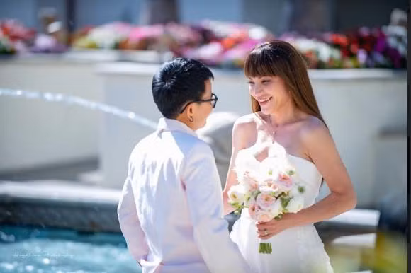 Việc nhạc sĩ Phương Uyên công khai mối tình với ca sĩ Thanh Hà đã từng có thời gian khiến dư luận xôn xao. Sau nhiều tháng hẹn hò và yêu đương, cả 2 đã quyết định dắt tay nhau đi đến hạnh phúc cuối cùng chính là một đám cưới kín tiếng với dàn khách mời là bạn bè, đồng nghiệp thân thiết. Hậu kết hôn, cuộc sống của cả 2 nhận được đông đảo sự quan tâm từ khán giả.