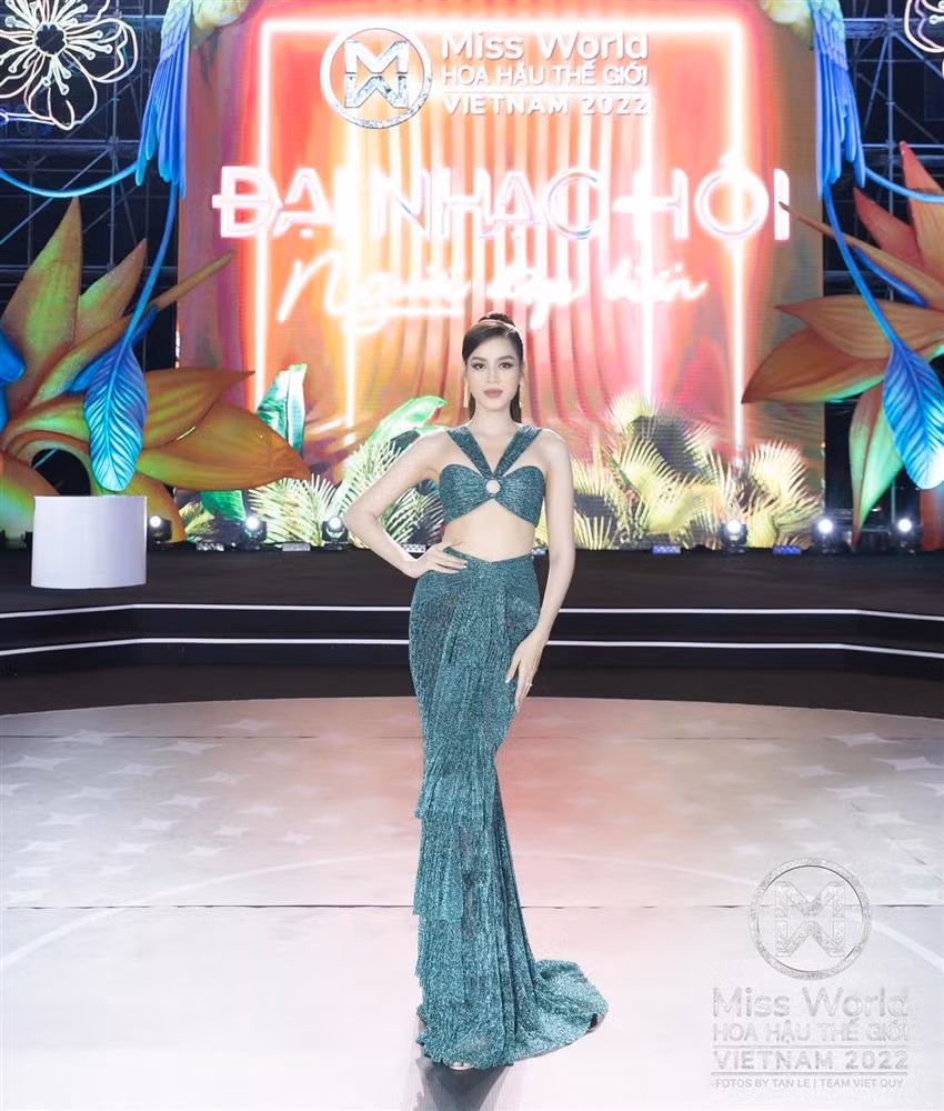 Hoa hậu Đỗ Thị Hà mặc gợi cảm đi sự kiện.