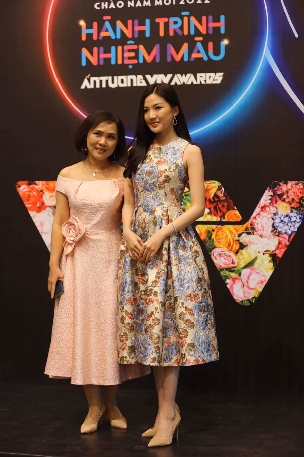 Anh Thơ cùng Lương Thanh cũng góp mặt tại lễ trao giải. Họ cùng dàn diễn viên '11 tháng 5 ngày' sẽ có một tiết mục đặc biệt.
