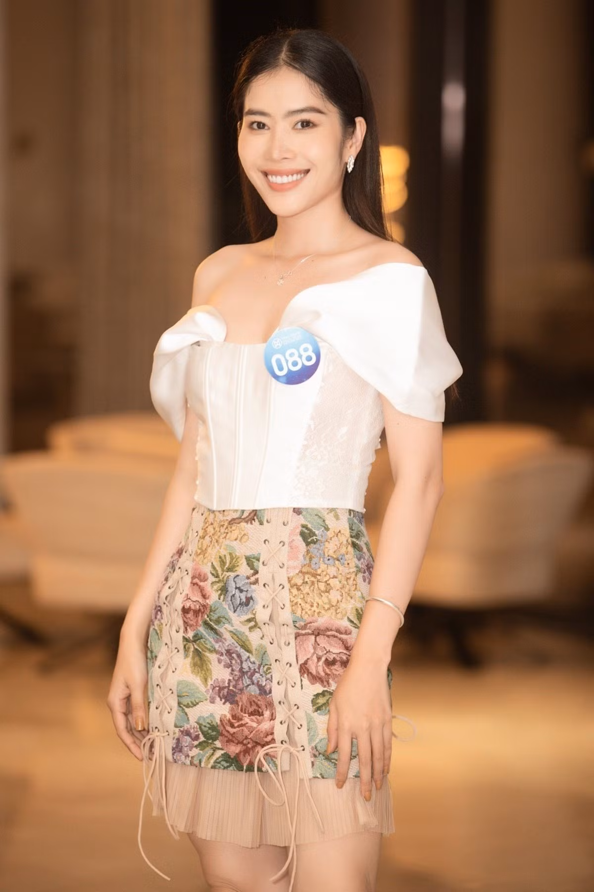 Nam Em là một trong những thí sinh nổi bật nhất từ những ngày đầu đăng ký tham gia cuộc thi. Người đẹp Tiền Giang sở hữu gương mặt sáng, độ nổi tiếng cùng kinh nghiệm showbiz.