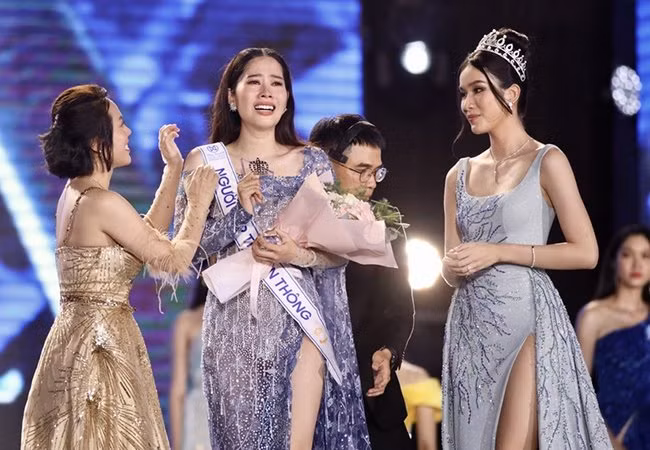 Nam Em bật khóc nức nở trên sân khấu khi dừng chân ở top 10 và giành 2 giải phụ 'Thí sinh được yêu thích nhất', 'Người đẹp truyền thông'.