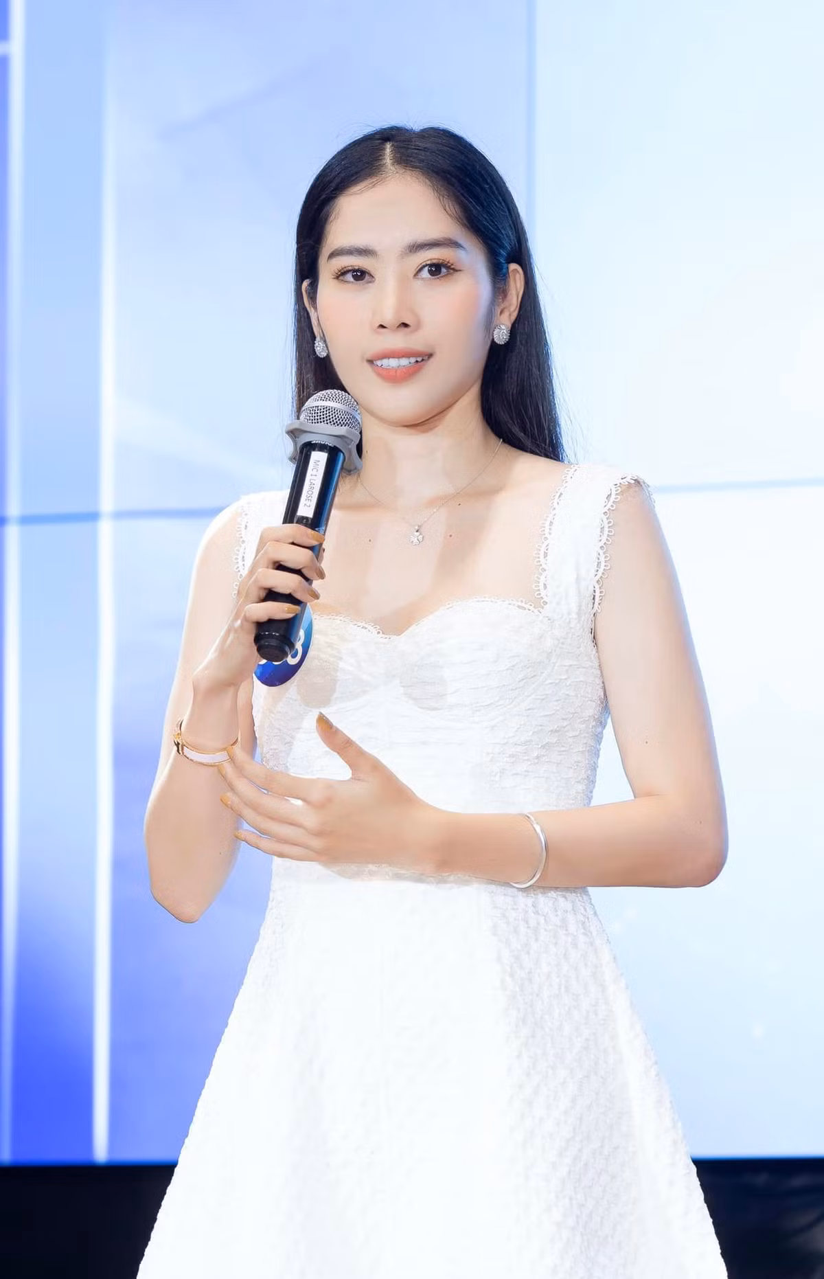 Chia sẻ với truyền thông sau đêm chung kết, Hoa khôi Nam Em nói hài lòng với kết quả của mình tại cuộc thi. Người đẹp 26 tuổi cho biết bất ngờ, hạnh phúc trước tình cảm của mọi người. Cô hứa sẽ hoàn thiện bản thân, trở thành phiên bản tốt hơn trên chặng đường sắp tới.