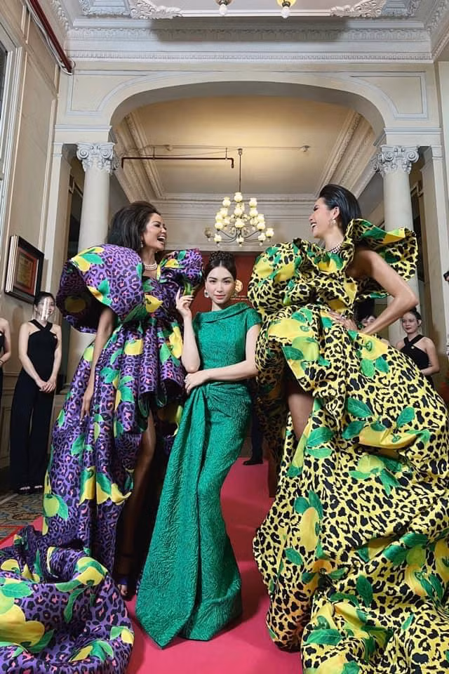 Đây không phải lần đầu tiên Hòa Minzy bị dàn chân dài "dìm hàng" khi đọ dáng. Sở hữu chiều cao khá khiêm tốn 1m55, không khó hiểu khi nữ ca sĩ thường xuyên hóa "nấm lùn" khi chung khung hình với dàn model, hoa hậu.