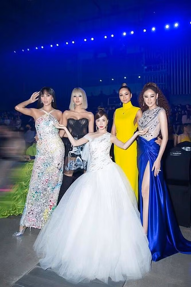 Hòa Minzy bé xíu khi đứng giữa dàn chân dài.