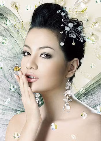 Trong các buổi làm việc với tòa, Ngọc Thúy nhờ người đại diện tham gia.