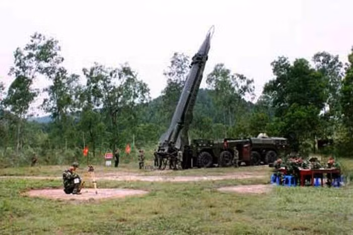 Dây chuyền được thiết kế với công suất hàng chục tấn/năm, đã đi vào sản xuất, công trình đã giúp bổ sung nhiên liệu lỏng đồng bộ với hệ thống vũ khí tên lửa, đáp ứng yêu cầu sẵn sàng chiến đấu ngày càng cao, hạn chế được việc phải phụ thuộc vào nguồn cung nước ngoài. Nguồn ảnh: TH.
