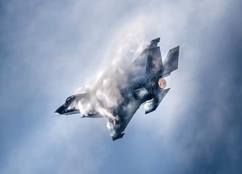 Trước hết F-35 là chiến đấu cơ tàng hình thế hệ 5 của Mỹ và J-10 thuộc chiến đấu cơ thế hệ 4 của Trung Quốc, nhưng có khả năng cơ động tương tự nhau và cả hai máy bay về khả năng cơ động, đều được đánh giá với 8,5 điểm trên thang điểm 10 (8,5/10).