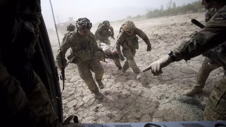 Trong 20 năm tiến hành cuộc chiến của Mỹ tại Afghanistan, đã có hơn 71.000 dân thường (47.000 người ở Afghanistan và 24.000 người ở Pakistan), đã chết trong cuộc chiến. Hơn 51.000 chiến binh đối lập đã chết ở Afghanistan, cũng như khoảng 33.000 người khác ở Pakistan.