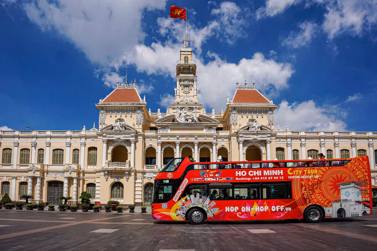 Trải nghiệm ngắm TPHCM từ buýt hai tầng là gợi ý thú vị dành cho du khách trong kỳ nghỉ Tết năm nay. Ảnh: TL