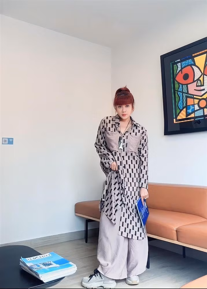 Liên quan đến vấn đề trên, trong cuộc trò chuyện cùng phóng viên Dân Trí hồi năm 2020, Lưu Thiên Hương khẳng định tổ ấm của cô vẫn bình thường. "Chúng tôi vẫn bình thường như bao cặp vợ chồng khác, bình yên và không có gì để nói chứ tôi không giấu. Nhiều người nghĩ tôi ly hôn, nhưng đó chỉ là lời đồn", cô nói (Ảnh: Facebook nhân vật).