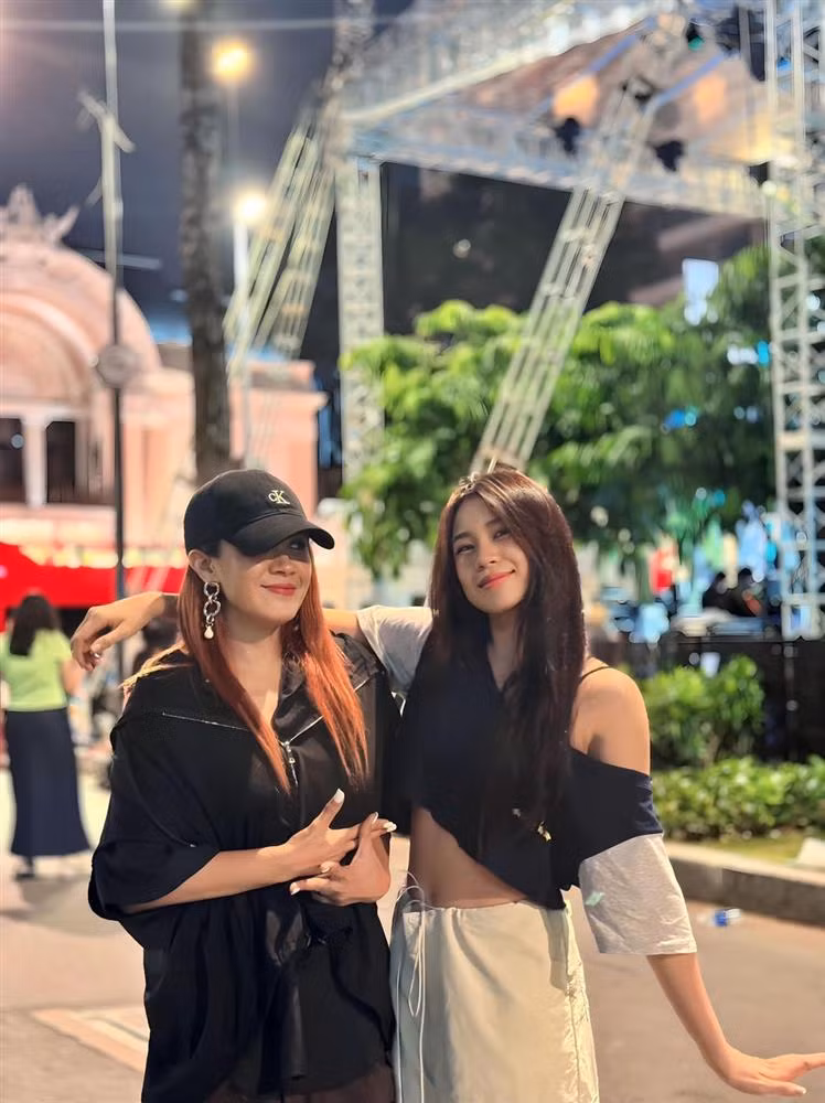 Ngoài ra, con gái Lưu Thiên Hương - Mimi - cũng nhận được sự quan tâm đáng kể nhờ sở hữu vẻ ngoài xinh đẹp, ngọt ngào. Nữ nhạc sĩ luôn tạo điều kiện để con gái được theo đuổi đam mê nghệ thuật. Vào những lúc rảnh, Lưu Thiên Hương thường dành thời gian thu âm các ca khúc mới, tập luyện vũ đạo cùng con gái (Ảnh: Facebook nhân vật).