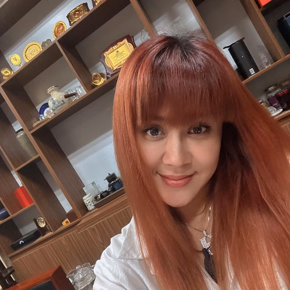 Thời điểm đó, Lưu Thiên Hương cho biết, vì tính chất công việc nên vợ chồng phải chịu cảnh "kẻ Nam người Bắc". Tuy nhiên, cả hai luôn cố gắng cân bằng công việc để gia đình có nhiều thời gian bên nhau. Nữ nhạc sĩ cũng cho biết, vợ chồng cô đã quen với chuyện phải di chuyển liên tục giữa Hà Nội và TPHCM (Ảnh: Facebook nhân vật).