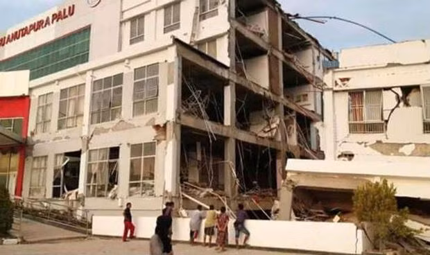Dong dat o Indonesia: Hang tram tu nhan loi dung lon xon da tron thoat