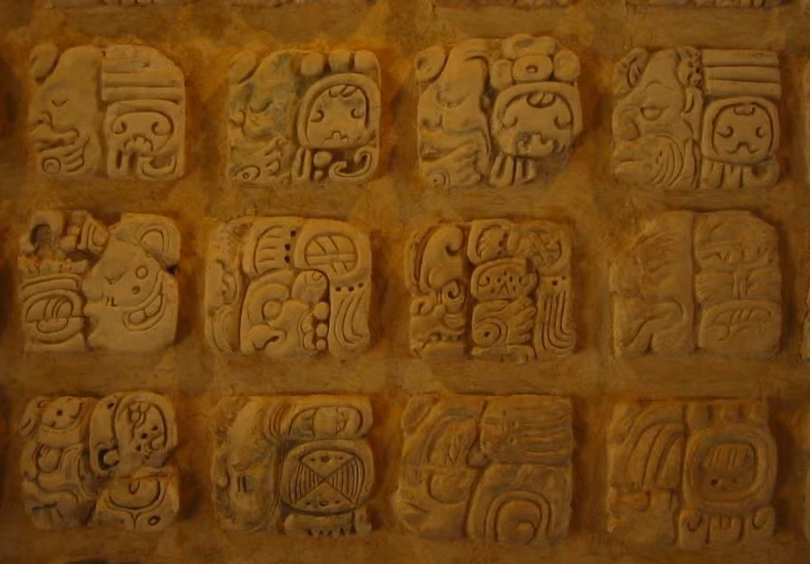 Các ký tự Maya thường được “đóng khung” trong hình dạng một khối vuông. Một khối vuông có thể chứa một hoặc nhiều ký tự tượng hình, biểu thị cho một âm thanh, một từ hoặc thậm chí cả một câu.