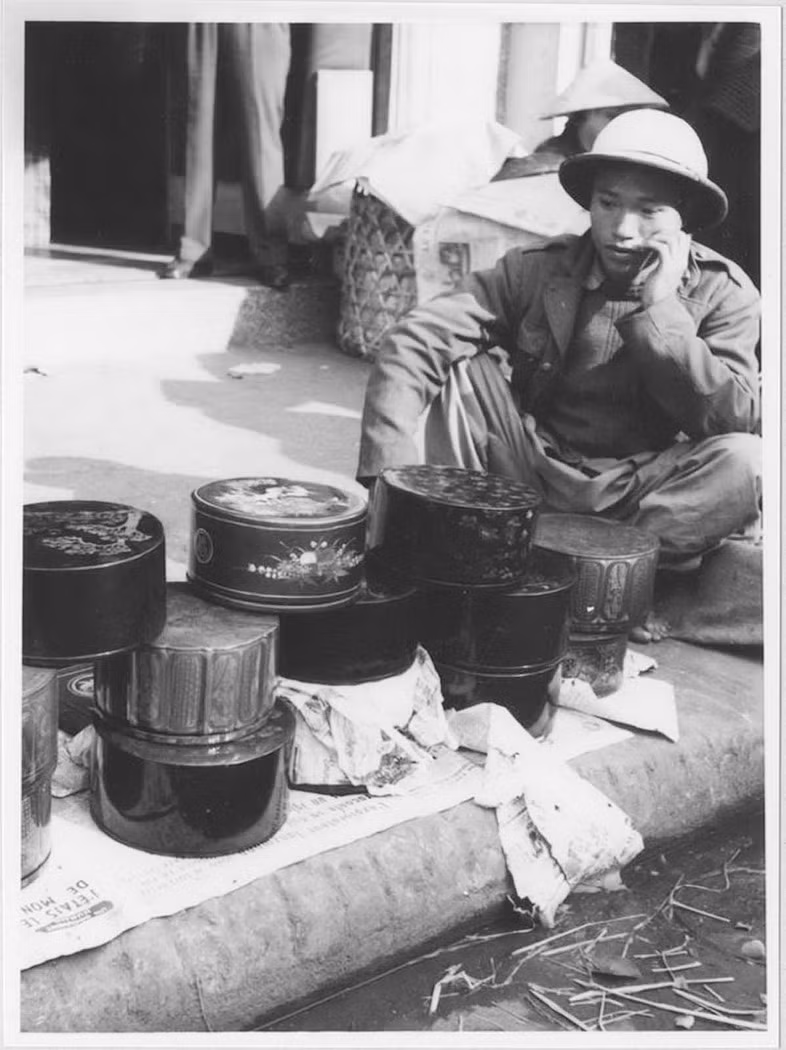Quầy bán tráp trên vỉa hè.