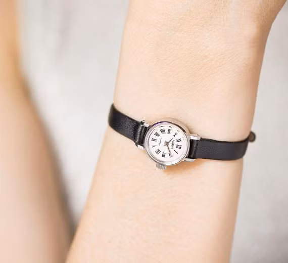 Không chỉ là công cụ xem giờ, đồng hồ còn là phụ kiện thời trang được con người thời nay sử dụng rộng rãi. Tuy nhiên, không phải ai cũng biết rõ về nguồn gốc và xuất xứ của những cỗ máy tinh xảo này.