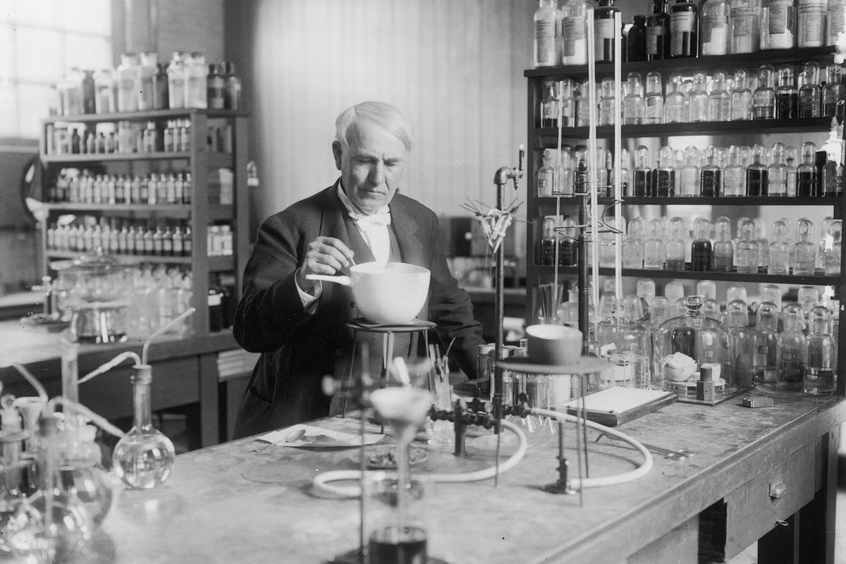 Được ghi nhận như một nhà phát minh vĩ đại trong lịch sử nhân loại, Thomas Edison (1847 – 1931) đã phát triển rất nhiều thiết bị có ảnh hưởng lớn tới cuộc sống của con người thời hiện đại.