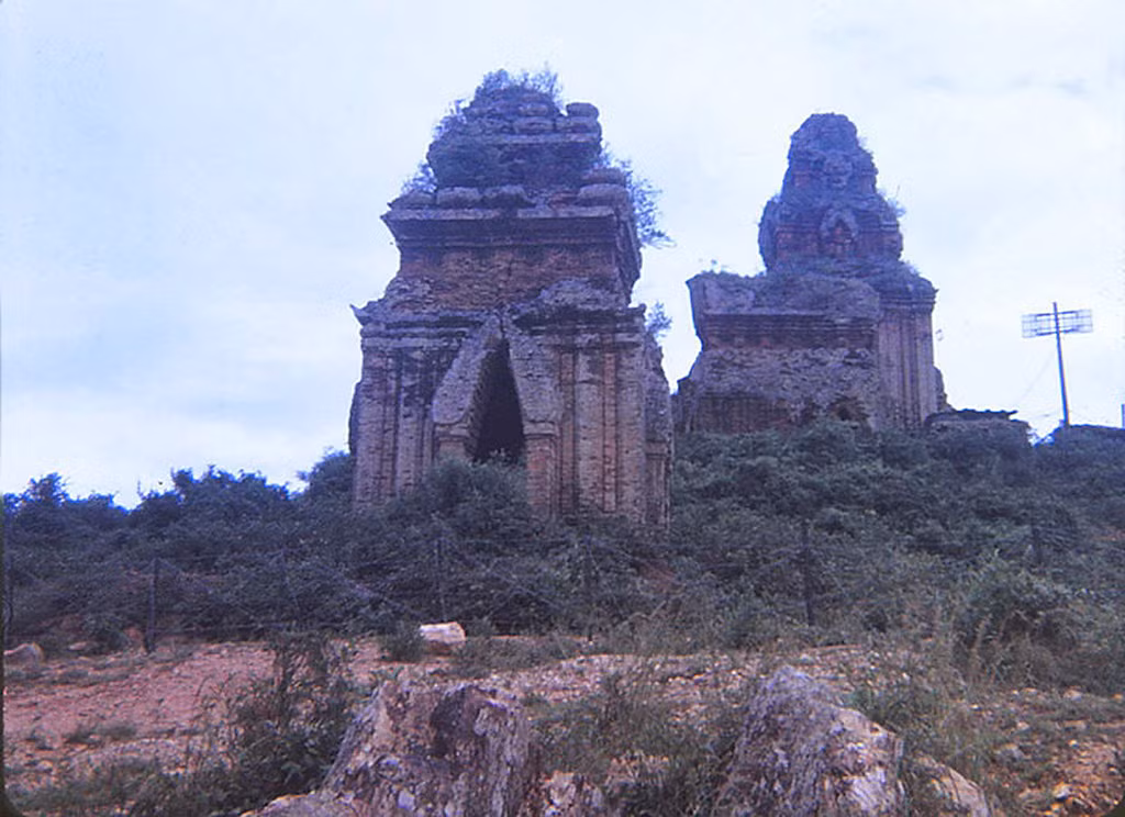 Cận cảnh các tòa tháp, 1967-1968. Phía trước là tháp Bia, kế đến là tháp Hỏa và tháp thờ chính. Ảnh: Wayne Hedike.