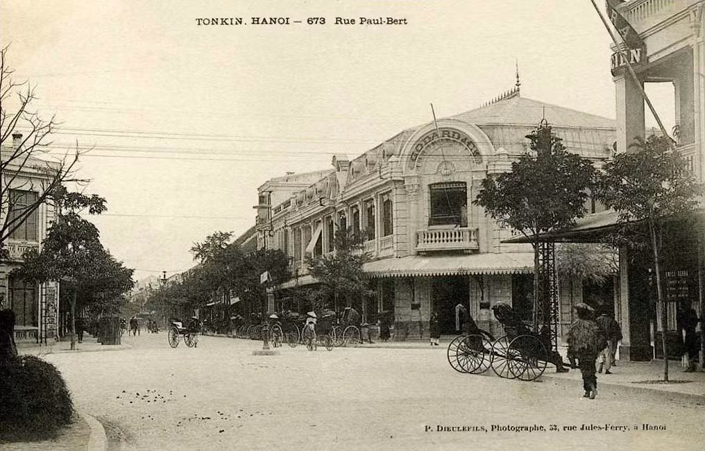 "Soi" trung tâm thương mại hoành tráng nhất Hà Nội xưa Cửa hàng bách hóa Godard (Magasins Godard) - tiền thân của TTTM Tràng Tiền Plaza - trên phố Paul Bert (nay là phố Tràng Tiền), Hà Nội đầu thế kỷ 20.