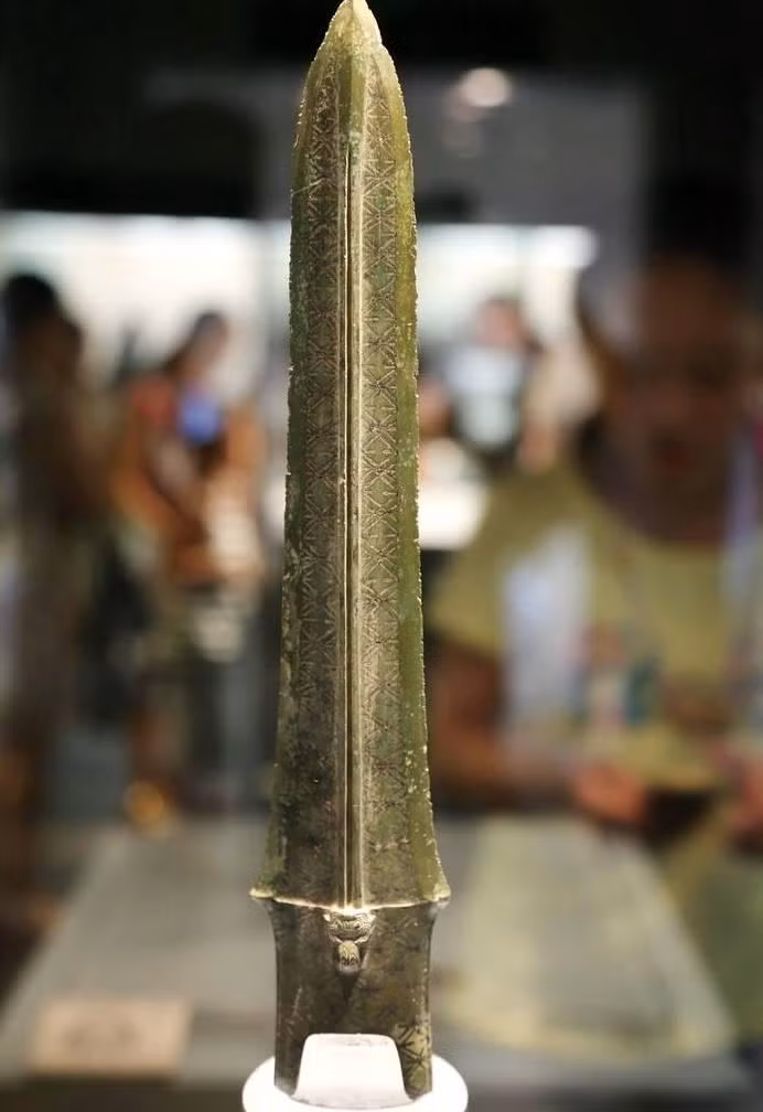 Giáo Phù Sai chỉ có phần ngọn giáo dài 29,5 cm, chỗ rộng nhất là 5,5 cm, có chuôi để tra vào cán. Trên sống giáo ở mỗi mặt có một rãnh dài. Hai bên mặt của ngọn giáo có khắc hình quả trám.