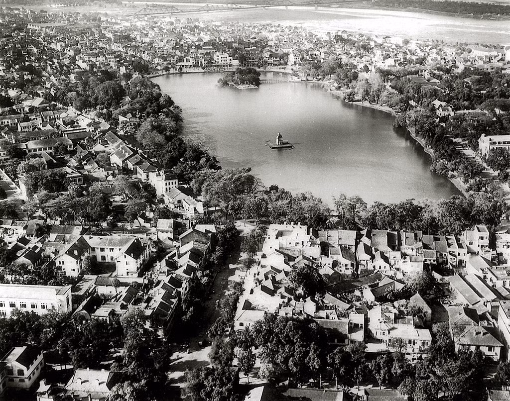 Toàn cảnh hồ Gươm nhìn từ khu phố cũ ở phía Nam, 1946. Con đường lớn phía dưới là đường Bà Triệu.