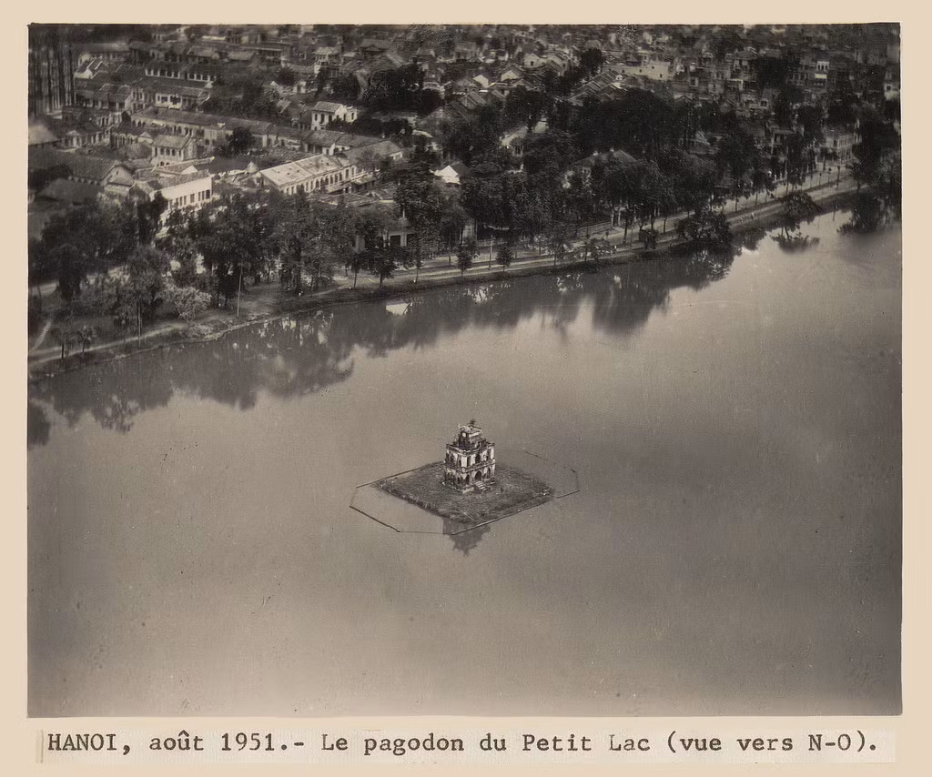 Cận cảnh tháp rùa và bờ hồ phía đường Lê Thái Tổ, 1951.