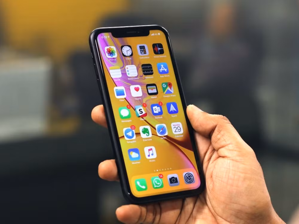 Tử đó, những chiếc điện thoại đã “tiến hóa” liên tục theo dòng thời gian và trở thành những chiếc smartphone nhỏ gọn, vật dụng bất khả ly thân của hàng tỉ người trong thế giới đương đại.