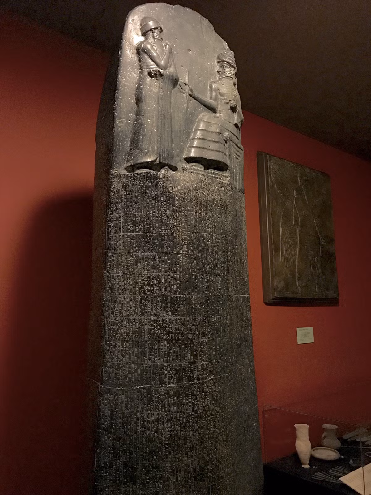 Nguồn chính (và duy nhất) của Bộ luật Hammurabi là tấm bia đá bazan cao khoảng 2,44 mét, được nhà Đông phương học người Pháp Jean-Vincent Scheil phát hiện tại di tích Susa vào năm 1901. Tấm bia hiện được bảo quản tại Bảo tàng Louvre của Pháp.