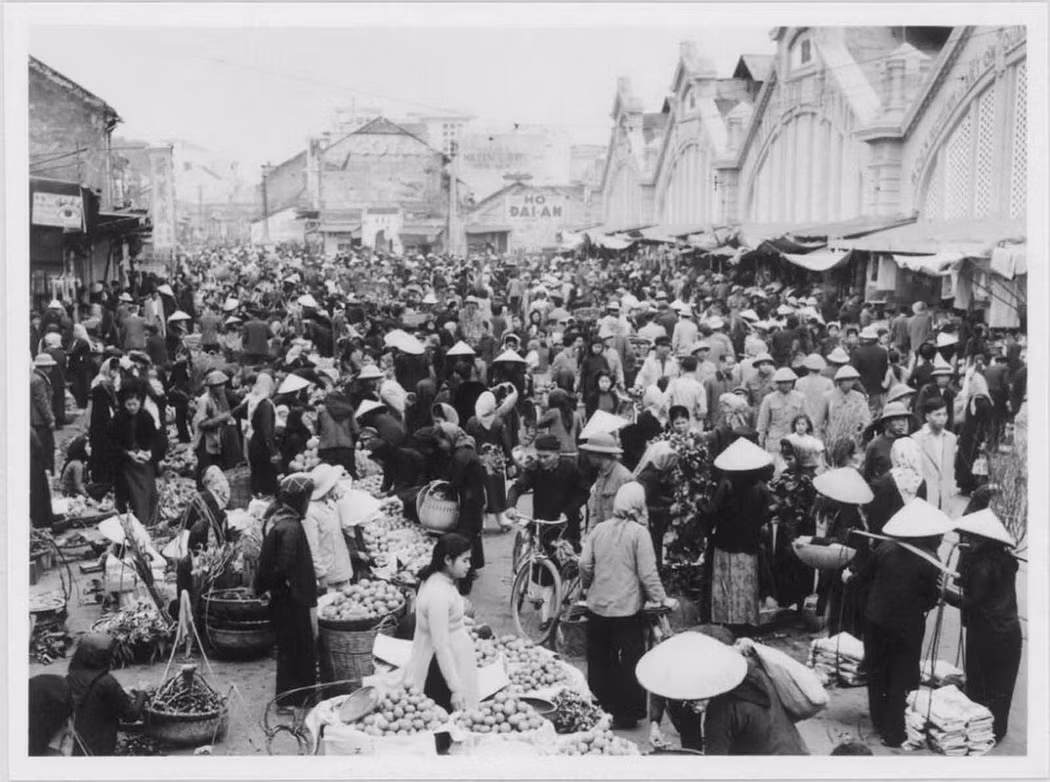 Cảnh họp chợ phía trước chợ Đồng Xuân, Hà Nội dịp Tết Nguyên đán Ất Mùi, 1955. Ảnh: Viện Viễn Đông Bác Cổ (EFEO).