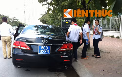 Xe biển xanh cũng tranh thủ đưa đón các "cậu ấm cô chiêu".