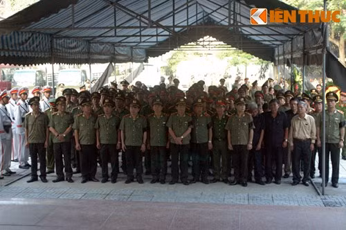 Lực lượng công an, đồng đội với Trung tướng Nguyễn Xuân Tư chuẩn bị vào viếng.