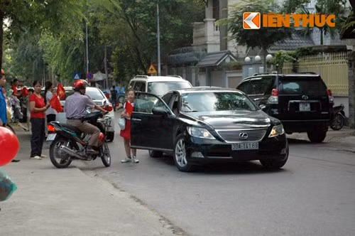 Việc đỗ, dừng xe vô tội vạ của cá phụ huynh khiến giao thông ngày khai giảng khó khăn. Ảnh chụp một phụ huynh đưa con đến trường bằng xe Lexus tiền tỷ vô tư dừng giữa lòng đường để con xuống xe.