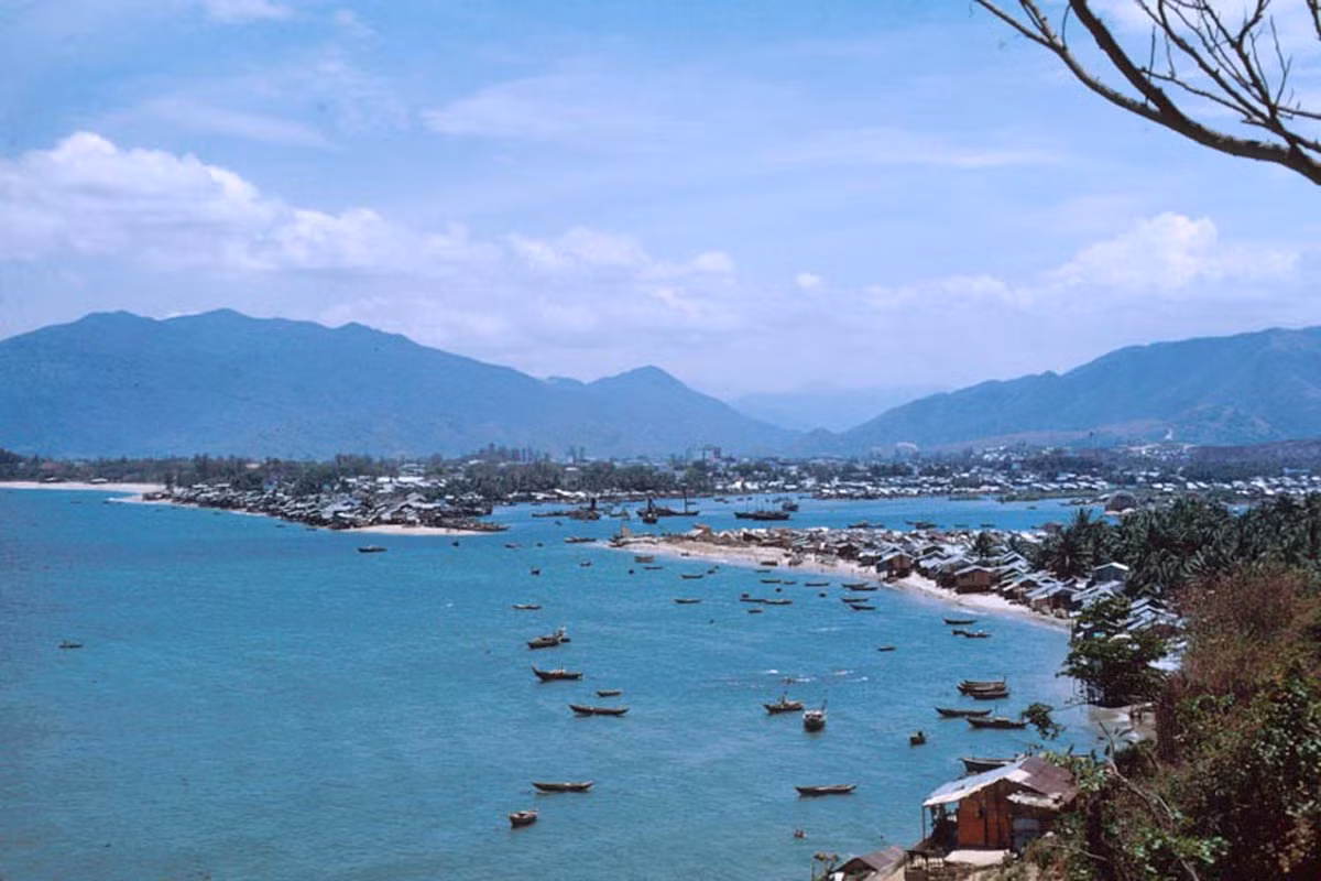 Làng chài ở khu vực cửa sông Cái.