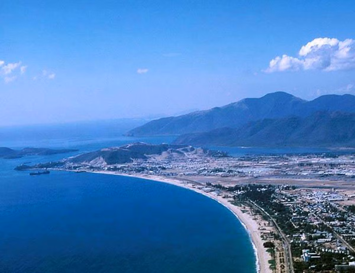 Khung cảnh phía Nam vịnh Nha Trang năm 1967 nhìn từ trên cao. Ảnh: 569th.com.