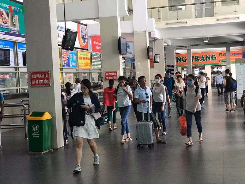 Lúc đầu giờ chiều qua, trời đang nắng to, nhiều người đầu "đội nắng" ra bến xe để về quê nghỉ lễ 2/9. Tại các bến xe lớn như Mỹ Đình, Giáp Bát, Nước Ngầm đã rất đông người...