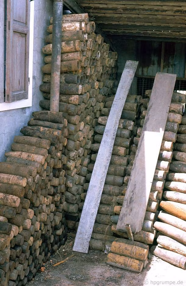 Vỏ đạn chất đống trong một kho chứa.
