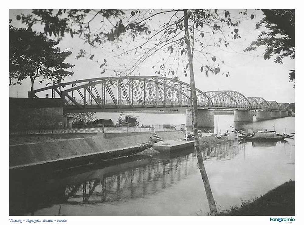 Cầu Trường Tiền nhìn từ bờ kè ở đầu cầu, khoảng năm 1919-1926. Năm 1945 chính phủ Trần Trọng Kim đổi tên là cầu Nguyễn Hoàng.
