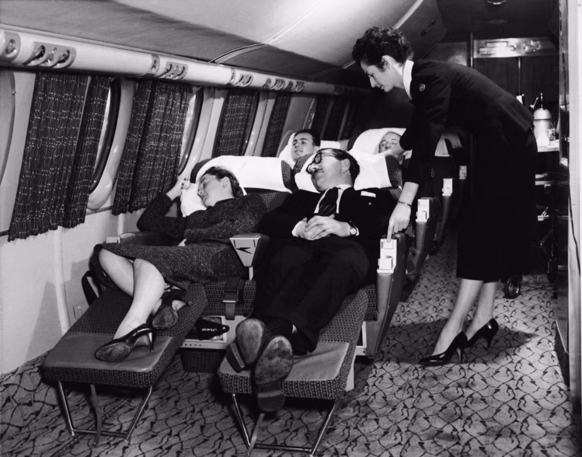  2. Chỗ để chân thoái mái. Những chiếc máy bay thập niên 1950 thường có thiết kế chỗ để chân rất rộng rãi cho mọi hành khách, tương đương tiêu chuẩn hành khách hạng thương gia bây giờ.