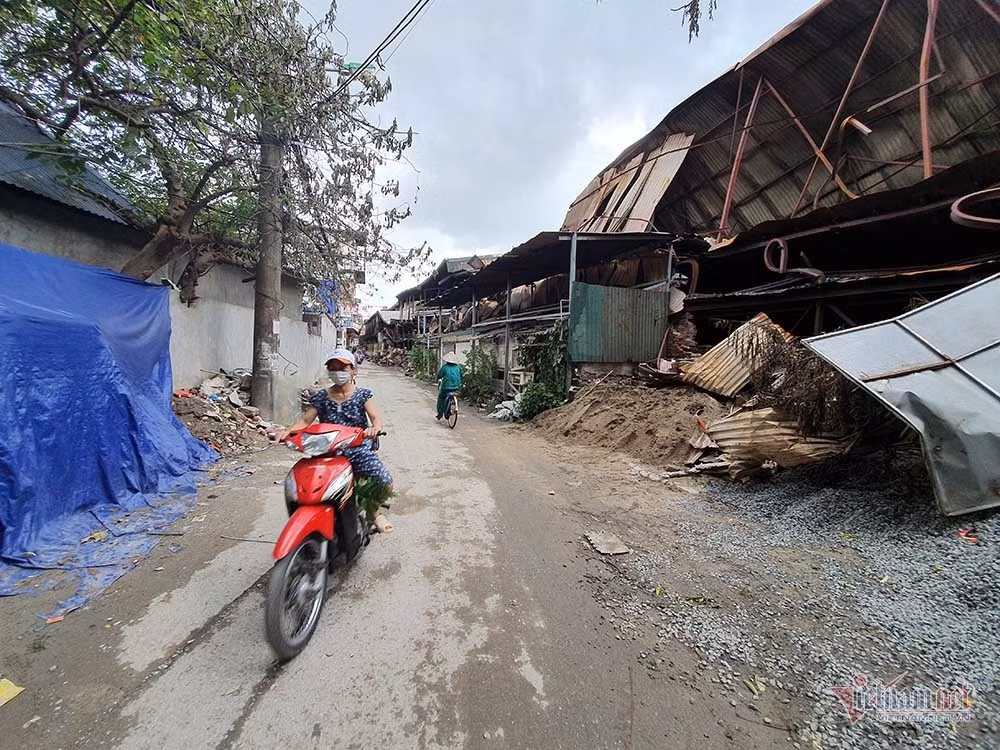 Quanh nha may Rang Dong cua dong then cai, chay hang khau trang, nuoc muoi