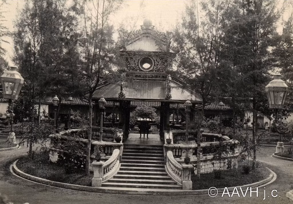 Một trong hai lầu bát giác trước điện Kiến Trung, 1930. Trong lịch sử tồn tại ngắn ngủi (1923-1946), Điện Kiến Trung đã ghi lại nhiều dấu ấn của hai vị vua cuối cùng nhà Nguyễn.